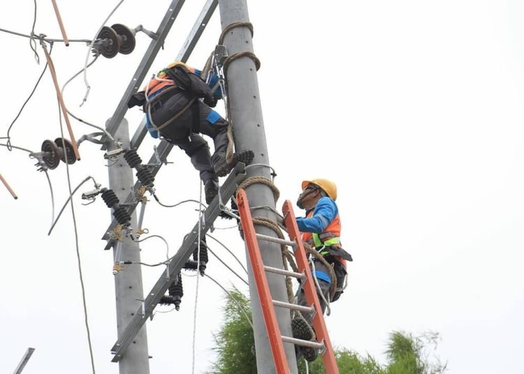 Petugas PLN UID Sumut simulasi gerak cepat dalam melakukan pemulihan gangguan listrik (Satunusantara.News/HO-Humas PLN UID Sumut)