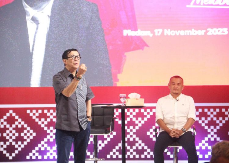 Menkumham Yasonna H. Laoly (kiri) saat menghadiri kegiatan bertajuk "Satu Jam Bersama Menkumham" di Unversitas HKBP Nommensen Medan (Satunusantara.News/HO-Humas Kemenkumham Sumut)