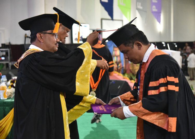 Rektor Unimed Prof Dr Baharuddin,ST,MPd, saat mewisuda salah seorang wisudawan (Satunusantara news/HO-Humas Unimed)