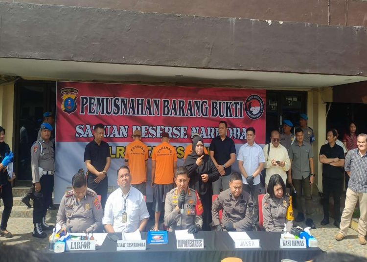Kapolrestabes Medan, Kombes Pol Valentino Alfa Tatareda (nomor tiga dari kanan) saat menjelaskan penyitaan barang bukti 65 kg sabu dan 35,7 kg ganja (satunusantaranews/HO-Humas Polrestabes Medan)
