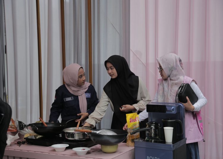 Srikandi PLN UID Sumut, saat memperkenalkan electrifying lifestyle kepada mahasiswa Fakultas Teknik USU, dalam program kerja Goes To Campus.(Satunusantara news/HO-Humas PLN UID SUmut).