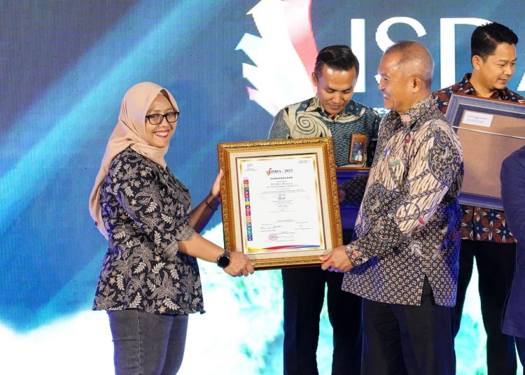 Manajer UP3 Padangsidimpuan Yessi Indra (kiri) mewakili PLN UID Sumut menerima piagam penghargaan ISDA 2023.(Satunusantara News/HO-Humas PLN UID Sumut).