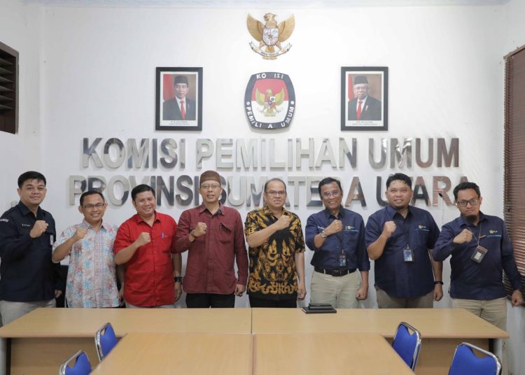 General Manajer PLN UID Sumut Awaluddin Hafid (nomor tiga dari kanan) saat berkunjung ke Kantor KPU Provinsi Sumut.(Satunusantara news/HO-Humas PLN UID Sumut).