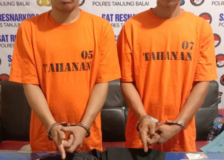 Tersangka PS (29) dan D (30) pengedar narkotika jenis pil ekstasi ditahan di Polres Tanjungbalai.(Satunusantara news/HO-Humas Polres Tanjungbalai).