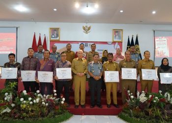 Kakanwil Kemenkumhan Sumut serahkan penghargaan kepada Kabupaten dan Kota Peduli HAM