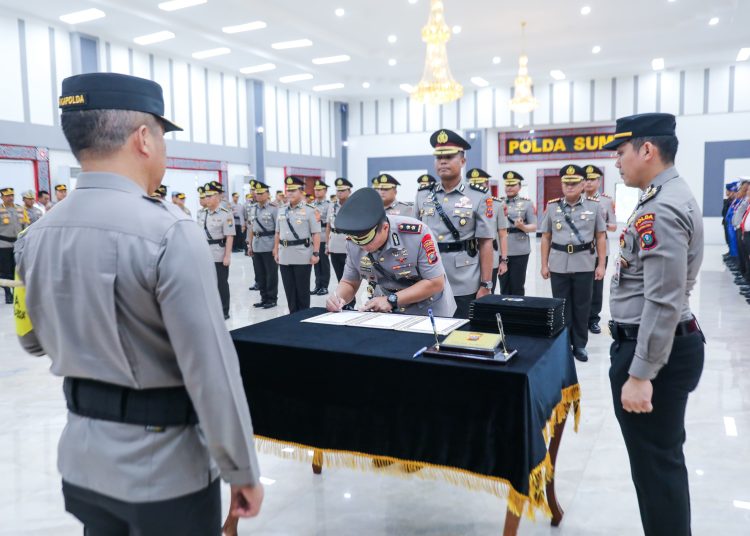 Kapolda Sumut Irjen Pol Agung  Setya Imam  Effendi (kiri) saat menyaksikan pelantikan Pejabat Utama Polda Sumut dan sejumlah Kapolres. (Satunusantara news/HO-Humas Polda Sumut).