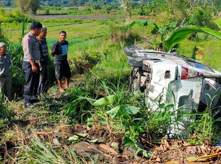 Personel Satlantas Polres Taput, saat menyaksikan Mini Bus Angkutan Kota yang terbalik.(Satunusantara news/HO-Humas Polres Taput).