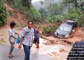 Tanah longsor di Jalinsum Taput-Tapsel Polisi alihkan arus lalu lintas