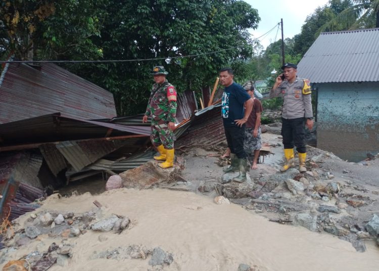 Petugas Kepolisian dan TNI, saat memantau banjir bandang di  Desa Bonanidolok, Kecamatan Purbatua, Kabupaten Taput.(Satunusamtara news/HO-Humas Polres Taput).