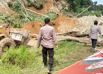 Polisi bersihkan tanah longsor tutupi Jalinsum di Taput