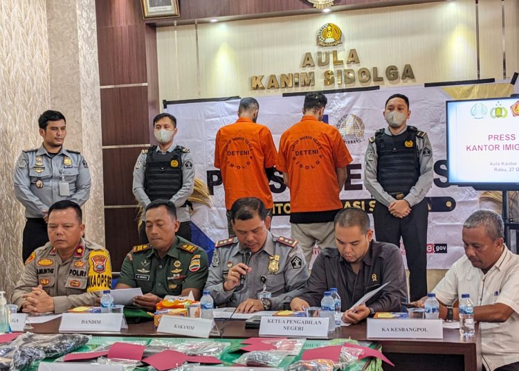 Kepala Kantor Imigrasi Sibolga Saroha Manullang (nomor dua dari kanan) saat menjelaskan penangkapan dua WNA asal  Iran.(Satunusantara news/HO-Humas Kemenkumham Sumut).