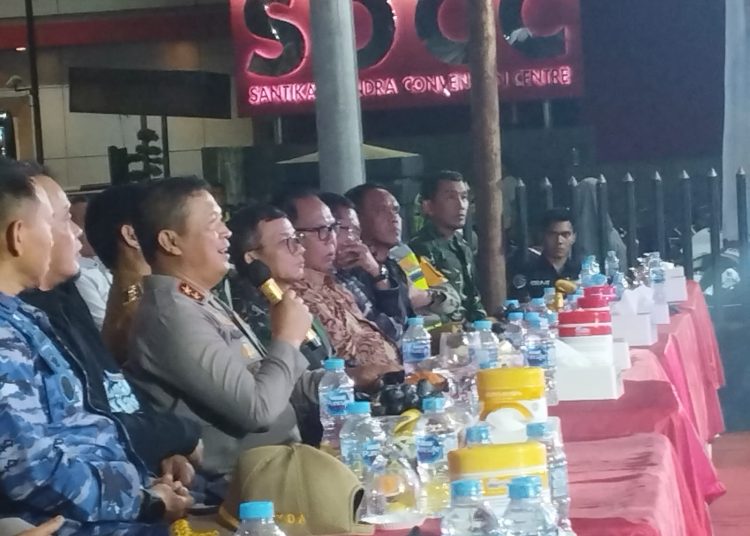 Kapolda Sumut, Irjen Pol Agung Setya Imam Effendi (nomor tiga dari kiri) saat melaksanakan zoom meeting bersama Kapolri Jenderal Pol Listyo Sigit Prabowo, dalam pemantauan pengamanan Tahun Baru 2024. (Satunusantara news/HO Humas Polda Sumut).