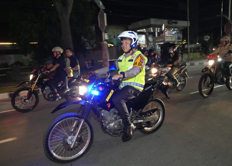 Kapolda Sumut Irjen Pol Agung Setya Imam Effendi, saat memantau dengan menggunakan sepeda motor pengamanan malam Tahun Baru 2024 di Kota Medan.(Satunusantara news/HO Humas Polda Sumut).