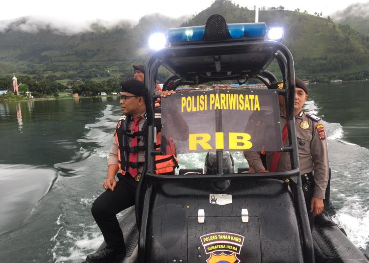 Personel Polda Sumut, saat melaksanakan patroli di perairan Danau Toba pada Liburan Tahun Baru 2024.(Satunusantara news/HO Humas Polda Sumut).