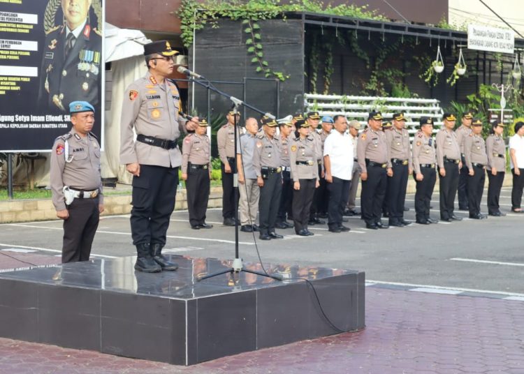 Kapolrestabes Medan Kombes Pol Teddy John Sahala Marbun, saat memimpin apel pagi awal Januari 2024 di Polrestabes Medan. (Satunusantara news/HO Humas Polrestabes Medan).