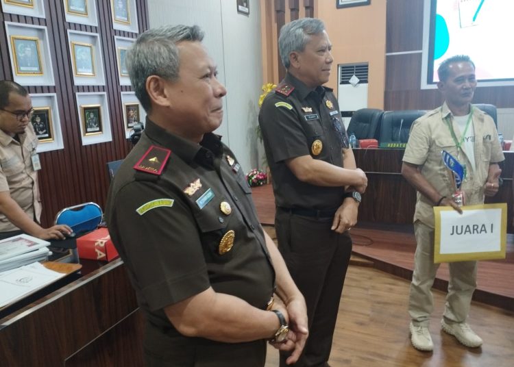 Kajati Sumut, Idianto (tengah) dan Robert Siregar (metro Online Juara 1 Pemenang Karya Jurnalistik Dalam Rangka Peringatan Hakordia Tahun 2023. (Satunusantara news/Munawar Mandailing).