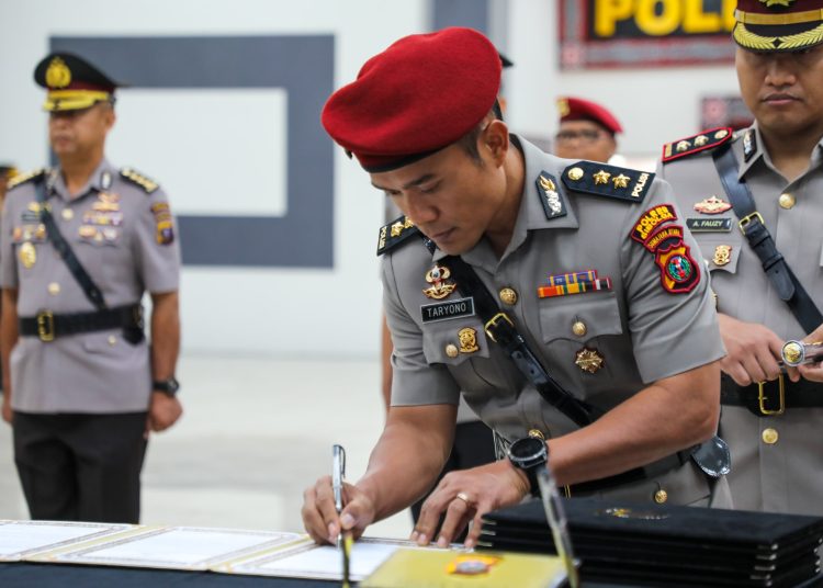 Serah terima jabatan Kapolres Sibolga AKBP Taryono Raharja (tengah) kepada AKBP Achmad Fauzy (kanan)  di Mapolda Sumut.(Satunusantara news/HO-Humas Polres Sibolga).