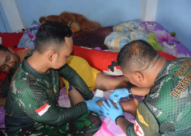 Personel Tentara Nasional Indonesia (TNI) memberikan bantuan medis kepada warga yang terdampak  letusan Gunung Lewotobi, di Provinsi Nusa Tenggara Timur (NTT).(Satunusantara news/HO-Puspen TNI).