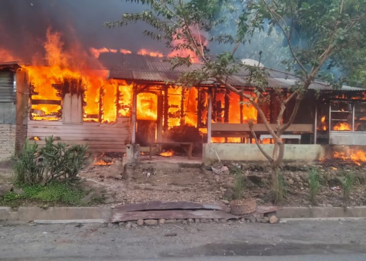 Sebuah rumah semi permanen di Dusun Ambar, Desa Simangumban Julu, Kecamatan Simangumban,  Kabupaten Taput, ludes dilalap api. (Satunusantara news/HO-Humas Polres Taput).