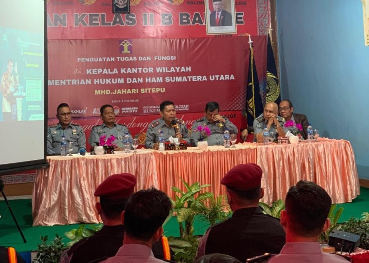 Kakanwil Kemenkumham Sumut, Mhd. Jahari Sitepu (tengah) saat memberikan pengarahan di Rutan Kelas IIB Balige.(Satunusantara news/HO-Humas Kemenkumham Sumut).