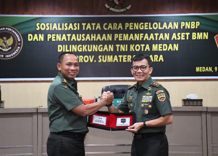 Pangdam I/BB Mayjen TNI Mochammad Hasan (kanan) saat menyerahkan cendramata kepada Irjen Kemham RI, Letjen TNI Budi Prijono.(Satunusantara news/HO-Pendam I/BB).