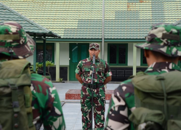 Danrem 023/KS, Kolonel Inf Lukman Hakim,  saat menyampaikan pengarahan di depan prajurit yang mengamankan Pemilu 2024.(Satunusantara news/HO-Penrem 023/KS).