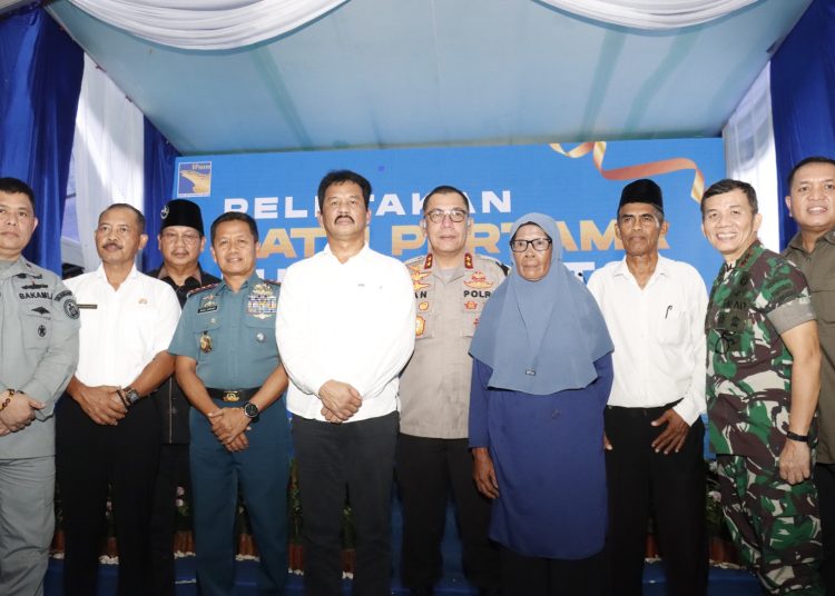 Pangdam I/BB Mayjen TNI Mochammad Hasan (nomor dua dari kanan) saat menghadiri prosesi awal pembangunan kawasan Rempang Eco City, di Tj Banun, Kecamatan Galang, Kota Batam, Kepri.(Satunusantara news/HO Pendam I/BB).