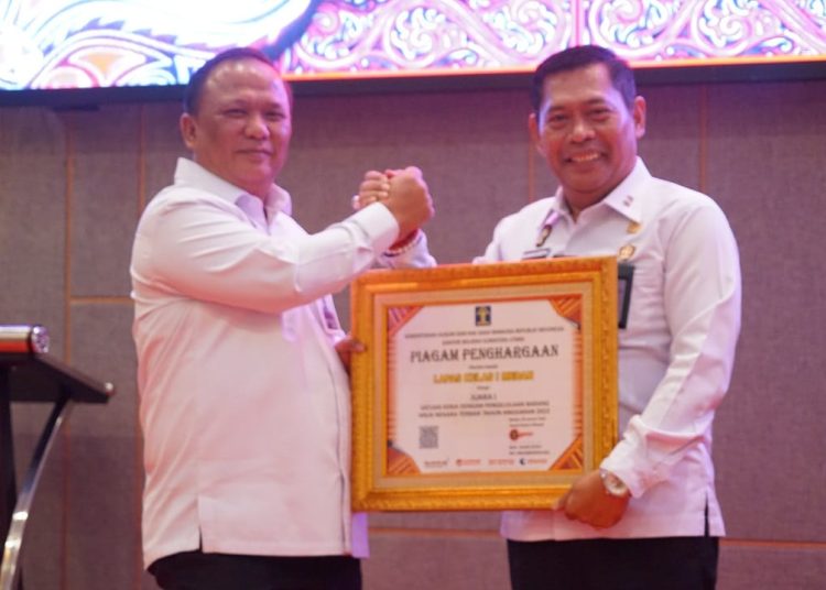 Kakanwil Kemenkumham Sumut, Mhd. Jahari Sitepu (kanan) saat menyerahkan penghargaan kepada satker terbaik pada kegiatan Rekonsiliasi Keuangan untuk Semester II Tahun 2023. (Satunusantara news/HO-Humas Kemenkumham Sumut).