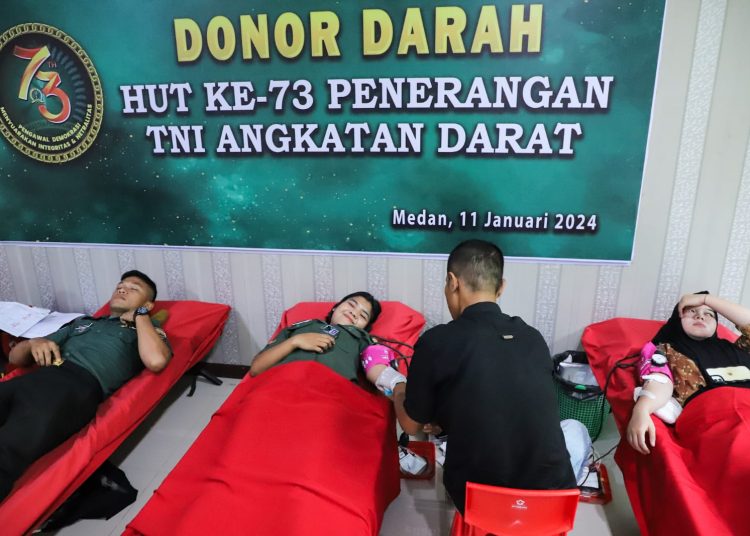 Personel Pendam I/BB, saat melaksanakan donor darah dalam menyambut HUT Ke-73 Penerangan TNI AD Tahun 2024. (Satunusantara news/HO-Pendam I/BB).