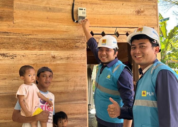 Manajer PLN Unit Layanan Pelanggan (ULP) Gunung SItoli, Fernandes H. Sianipar bersama Assistant Manajer Niaga dan Pemasaran, Dovin Alfrinto Simbolon, secara simbolis melakukan penyalaan di rumah salah seorang warga di Desa Samasi,(Satunusantara news/HO-Humas PLN UID Sumut).