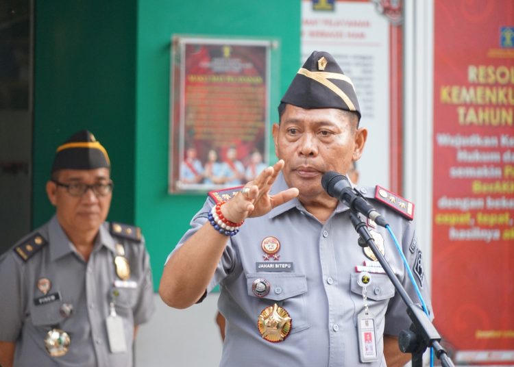 Kakanwil Kemenkumham Sumut, Mhd.Jahari Sitepu,  ketika bertindak sebagai Pembina Apel, di halaman Kanwil Kemenkumham Sumut di Medan. (Satunusantara news/HO- Humas Kemenkumham Sumut).