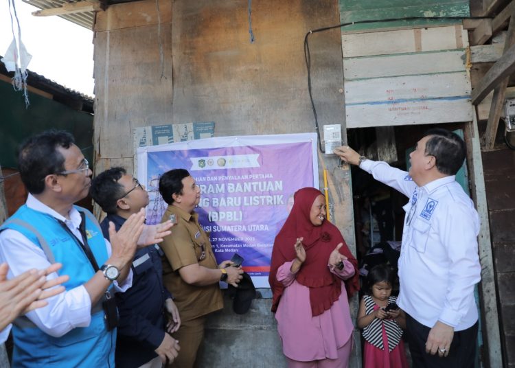 Anggota Komisi VII DPR RI, Hendri Sitompul (kanan) secara simbolis melakukan penyalaan di rumah Jamilah, salah seorang penerima manfaat Program BPBL  warga Kelurahan Belawan I, Kecamatan Medan Belawan, Sumatera Utara (Satunusantara news/HO-Humas PLN UID Sumut).