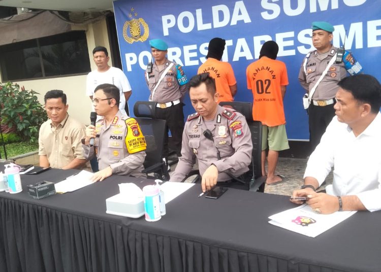 Kapolrestabes Medan Kombes Pol Teddy John Sahala Marbun ( nomor dua dari kiri) saat menjelaskan penangkapan pelaku penganiayaan Panwas Kecamatan Medan Baru. (Satunusantara news/HO Humas Polrestabes Medan).