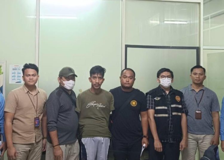 Seorang Calon penumpang pesawat Citilink, M (nomor empat dari kanan) membawa sabu diamankan petugas security  Avsec Bandara Kualanamu, Kabupaten Deli Serdang.(Satunusantara news/HO-Humas PT Angkasa Pura Aviasi).