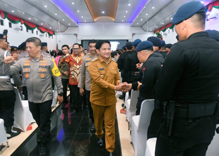 Kapolda Sumut, Irjen Pol Agung Setya Imam Effendi (kiri) saat mengucapkan selamat Natal dan Tahun Baru 2024 kepada seluruh personel Polda Sumut beserta tamu dan undangan yang hadir.(Satunusantara news/Ho Humas Polda Sumut).