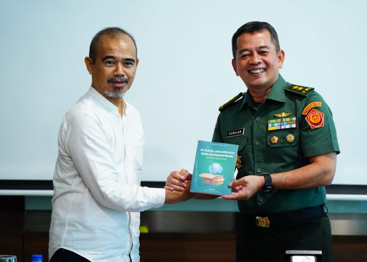 Kapuspen TNI Mayjen TNI Nugraha Gumilar (kanan) saat menyerahkan cendrmata kepada   iNews Media Group. (Satunusantara news/HO-Puspen TNI).