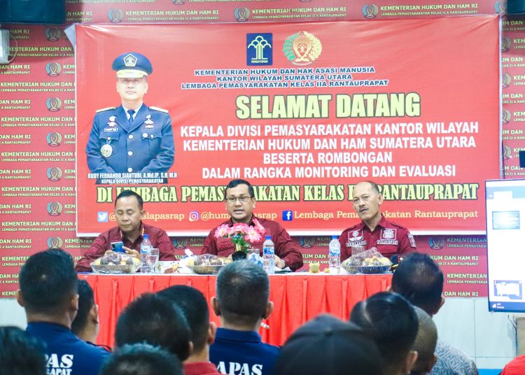 Kepala Divisi Pemasyarakatan Kanwil Kemenkumham Sumut, Rudy Fernando Sianturi (tengah) saat menyampaikan pengarahan di Lapas Rantauprapat.(Satunusantara news/HO-Humas Kememkumham Sumut) .