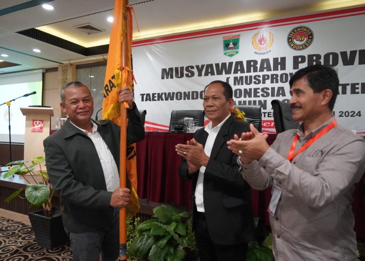 Danrem 032/WBR, Brigjen TNI Rayen Obersyl  (kiri) terpilih menjadi Ketua Umum Pengprov Taekwondo Indonesia (Sumatera Barat (Sumbar) masa bakti 2024-2028. (Satunusantara news/HO-Penrem 032/WBR)