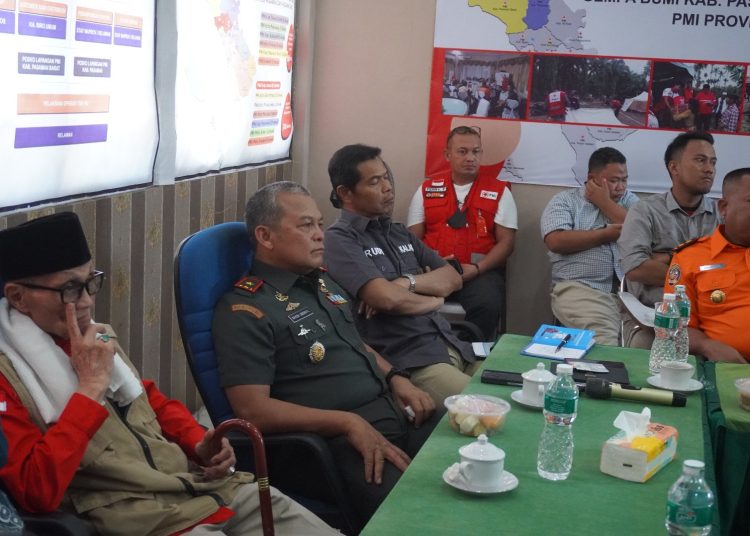 Komandan Korem 032/ Wirabraja, Brigjen TNI Rayen Obersyl (tengah) saat melaksanakan kegiatan diskusi terbuka di Gedung PMI Sumatera Barat, melihat kesiapan Sumbar menghadapi Erupsi Gunung Marapi.(Satunusantara news/HO-Penrem 032/WBR).
