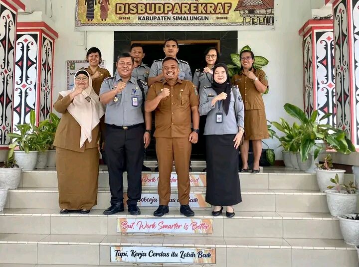 Kanwil Kemenkumham Sumut diwakili Kepala Bidang Pelayanan Hukum, Yulius Manurung (nomor dua dari kiri) saat foto bersama dengan Kepala Dinas Kebudayaan, Periwisata dan Ekonomi Kreatif Kabupaten Simalungun, M. Fikri Damanik, (nomor dua dari kanan.(Satunusantara news/HO Humas Kemenkumham Sumut).