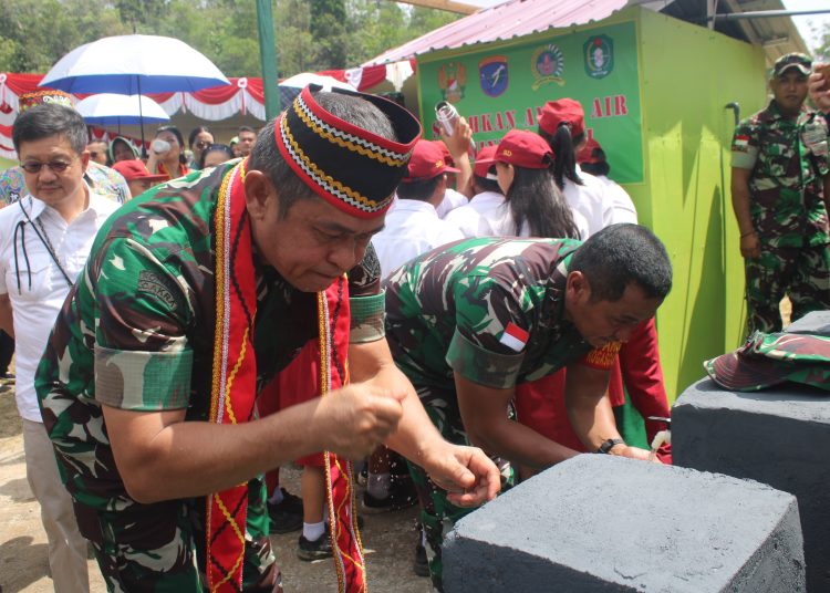 Kasad Jenderal TNI Maruli Simanjuntak (tengah) saat meresmikan sumur bor hasil program TNI AD Manunggal Air di perbatasan Jagoi Babang, Kabupaten Bengkayang,Kalbar.(Satunusantara news/HO-Dispenad).