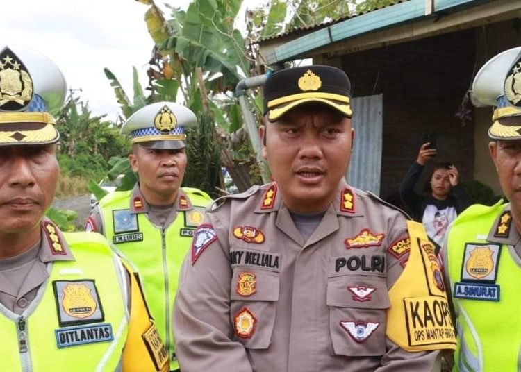 Kapolres Simalungun AKBP Choky Sentosa Meliala (tengah) saat menjelaskan kecelakaan maut, di Jalan umum, Kecamatan Raya, Kabupaten Simalungun.(Satunusantara news/HO-Polres Simalungun).