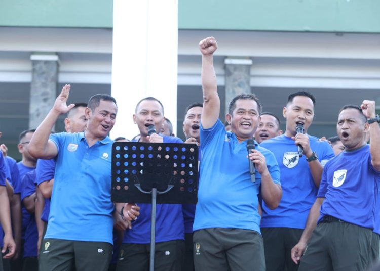 Kasad Jenderal TNI Maruli Simanjuntak (tengah) saat melaksanakan olah raga bersama prajurit dan PNS di lingkungan Makodam XII/Tanjungpura, Kubu Raya, Kalbar.(sarunusantara news/HO-Dispenad).
