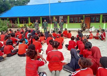 Satgas Yonif 122/TS berikan latihan upacara bendera di SD Inpres Papua