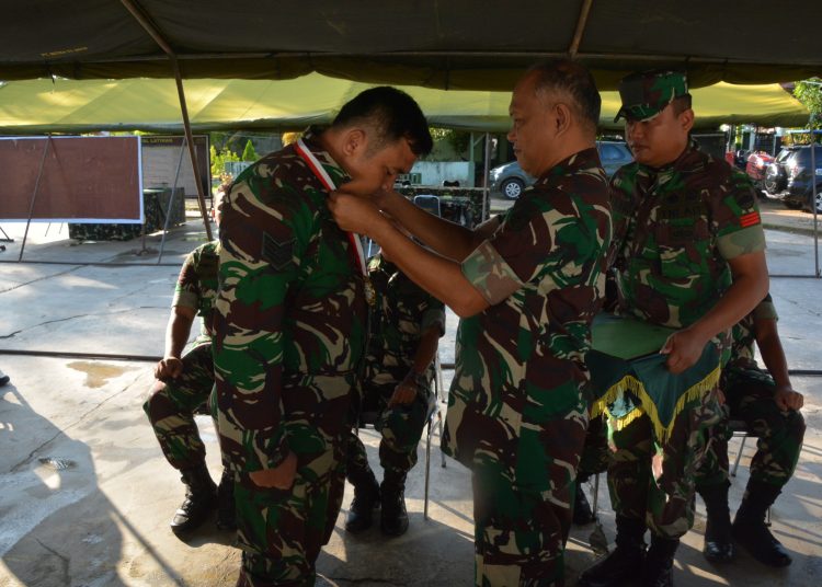 Kepala Staf Korem Letkol Arh Utama Rusdyaman, saat mengalungkan medali kepada peserta terbaik   Serma Safrudin Loi dari Ba Intel Kodim 0213/Nias.(Satunusantara news/HO-Penrem 023/KS).