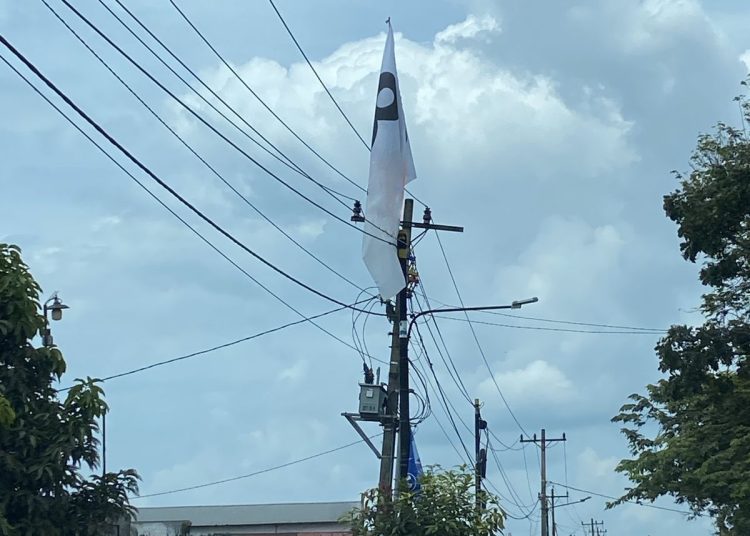 Contoh pemasangan alat peraga kampanye Pemilu 2024 yang mendekati jaringan distribusi listrik.(Satunusantara news/HO-Humas PLN UID Sumut).