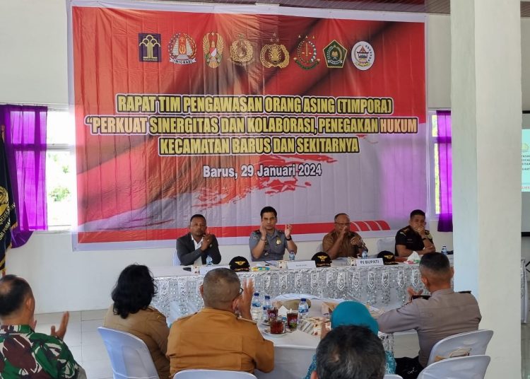Kantor Imigrasi Sibolga,  menyelenggarakan rapat Tim Pengawasan Orang Asing (TIMPORA) tingkat Kecamatan Barus dan sekitarnya  di Aula Puskesmas Kedai Tiga Barus, Kabupaten Tapteng.(Satunusantara news/HO-Humas ImigrasI Sibolga).