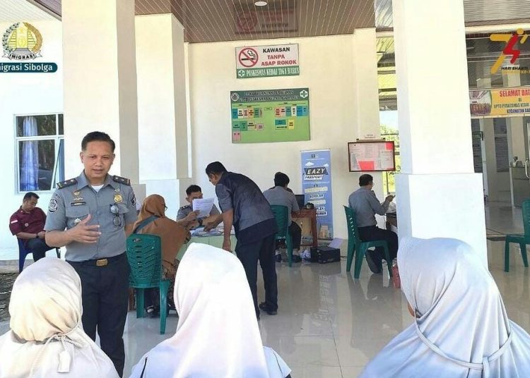 Kantor Imigrasi Kelas II TPI Sibolga menyelenggarakan kegiatan Eazy Passport bagi masyarakat Barus di Puskesmas Kedai Tiga Barus, Kecamatan Barus, Kabupaten Tapteng.(Satunusantara news/HO-Humas Imigrasi Sibolga).