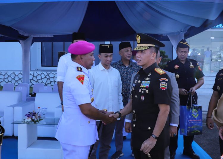 Pangdam I/Bukit Barisan, Mayjen TNI Mochammad Hasan (kanan) menyampaikan ucapan selamat kepada Kolonel Marinir Jasiman Purba, atas jabatan barunya sebagai Komandan Lantamal I Belawan.(Satunusantara news/HO-Pendam I/BB).