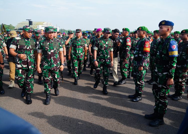 Panglima TNI Jenderal TNI Agus Subiyanto (tengah) saat menyaksikan apel gelar kekuatan personel dan material pengamanan Pemilu 2024.(Satunusantara news/HO-Puspen TNI).